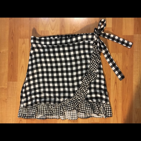 Parc & Lex Dresses & Skirts - Parc & Lex B/W Plaid Mini Skirt, New, L
